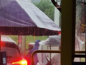 下雨天公交车站いうえぁ;下雨天公交车站，一位老人突然晕倒